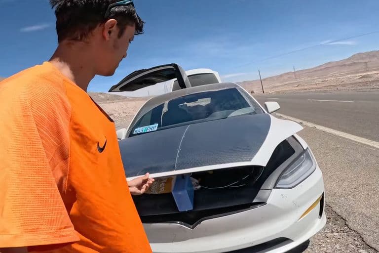 Napelem mentette meg a sivatagban rekedt Tesla-sofőrt
