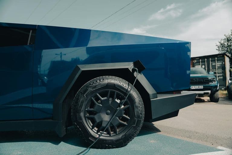 Tesla Semi elektromos kamion: 822 kWh aksi és 800 km hatótáv