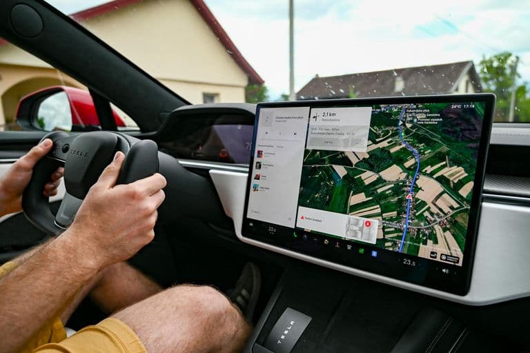 Tesla-tulajdonos nyert 10 000 dollárt az FSD-per után