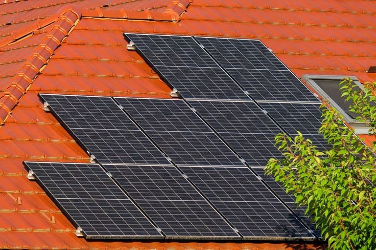 Árnyékos tető és napelem: optimalizáló vagy mikroinverter?
